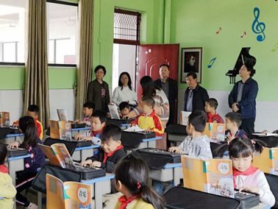 捐赠音乐课堂，，，，，，，，补齐素质教育短板